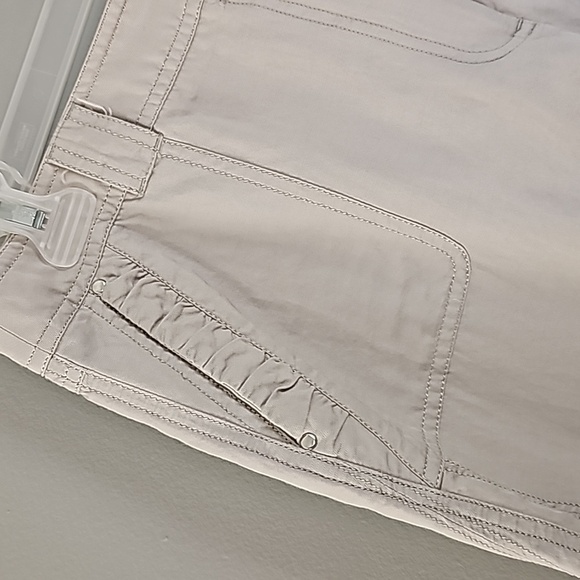 Melanie Lyne Cream Color Capris with  ruffle detailing, front pockets, size 10 - Picture 2 of 5